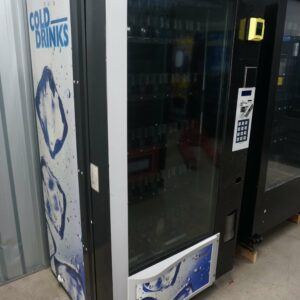 HIGH-CAPACITY DRINK VENDING MACHINE